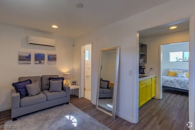 Building Photo - 308 S 10th St Rental