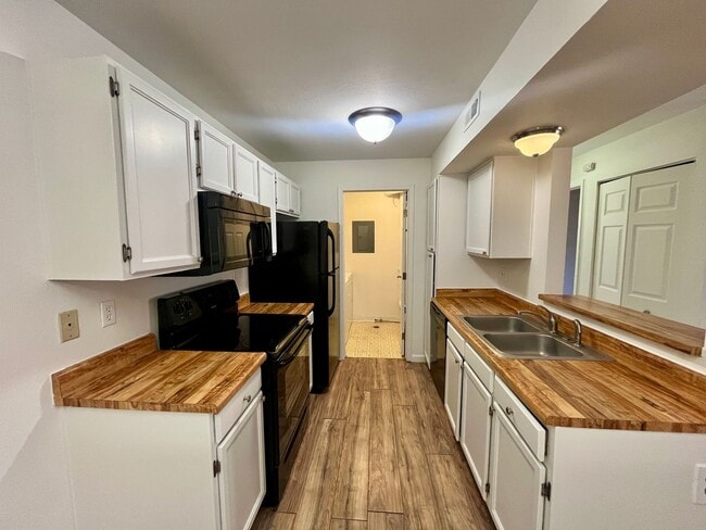 Photo - $500 Move in Special - 2nd Floor 1bed/1bath with Laundry and Parking! Unidad 206