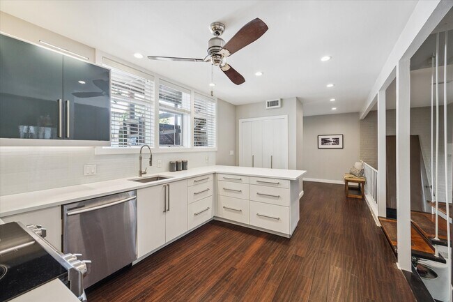 Photo - 5242 Memorial Dr