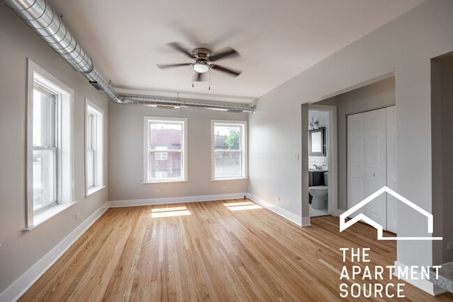 Building Photo - 2710 N Milwaukee Ave Unit 313 Rental