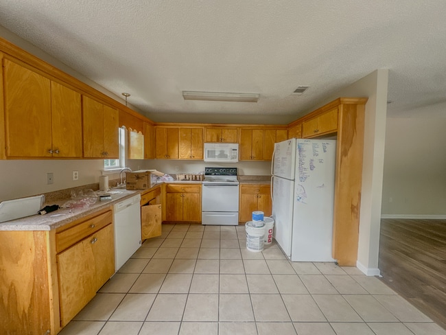 Photo - 210 E 7th St