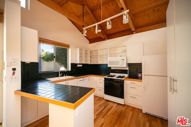 Photo - 656 Angelus Pl