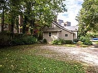 Parte trasera de la casa con estacionamiento fuera de la calle. - 176 Woodland Ave Unidad A