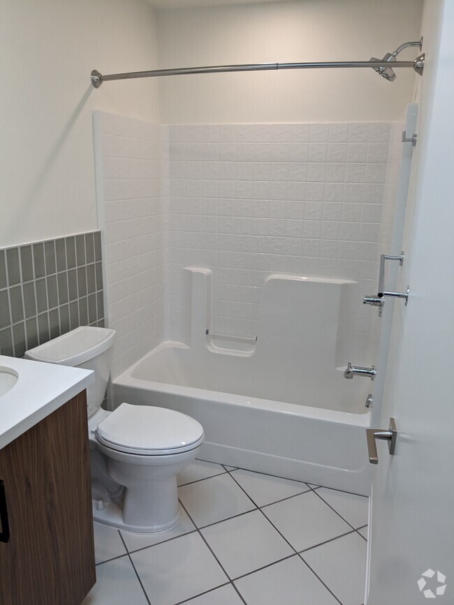 Building Photo - 2811-2812 E St Rental