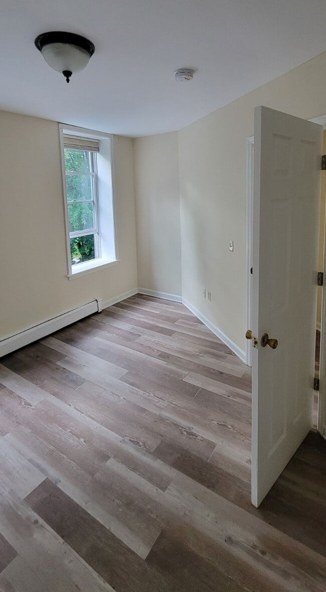 Vista trasera del dormitorio 1 - 3229 7th Ave Unidad 2 Second Floor Apartment