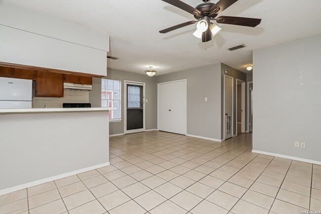 820 W Olmos Dr