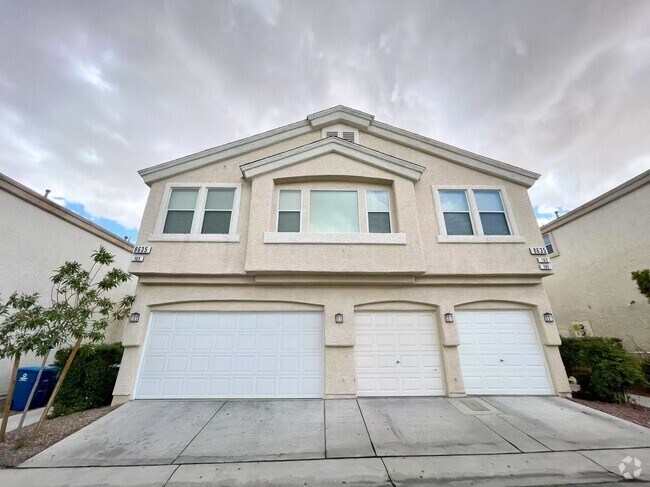 Building Photo - Inside the gated community townhouse