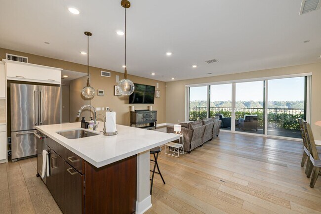 2739 Via Alta Pl
