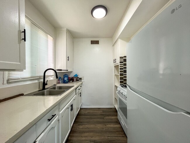 Building Photo - 3401 W 84th Pl Unit 3403 1/2 (Apt 2)