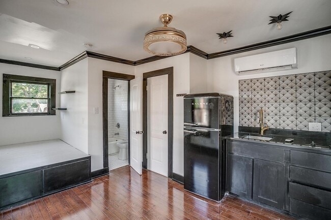 Photo - Efficiency Garage Apartment in the Histori...