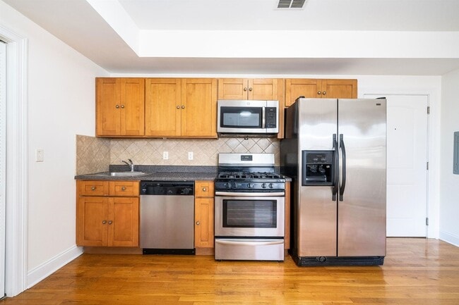 Photo - 528 47th St