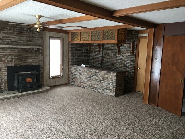 Photo - 5 Bedroom, 2.5 bath house with detached la...