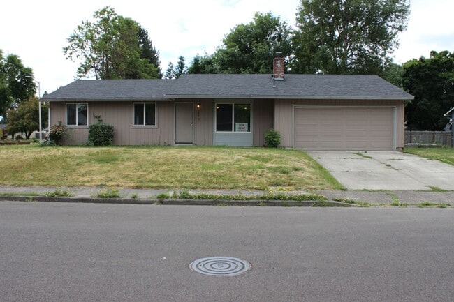 Building Photo - 3 or 4 bedroom, 2 bath updated home in Hillsboro near Intel Jones Farm
