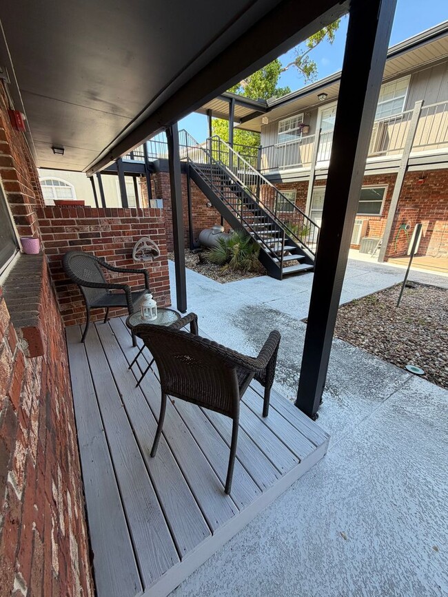 Building Photo - Popular Location 2/1