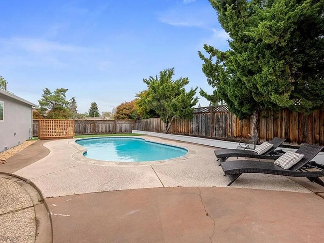 Photo - 2426 Regent Rd