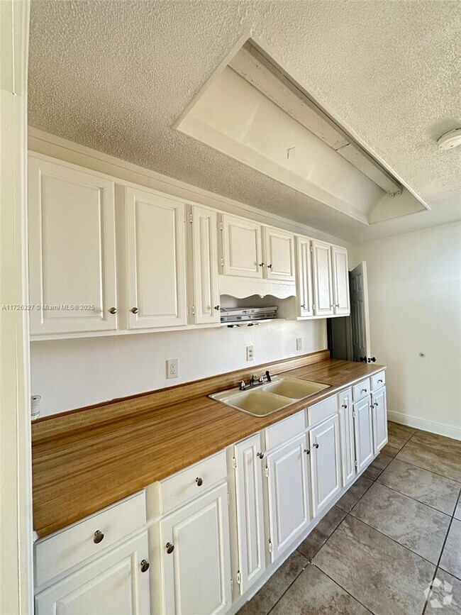 Building Photo - 2 bedroom in Hallandale FL 33009 Rental