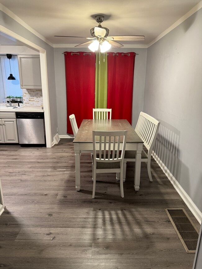 Photo - 8114 Terry St