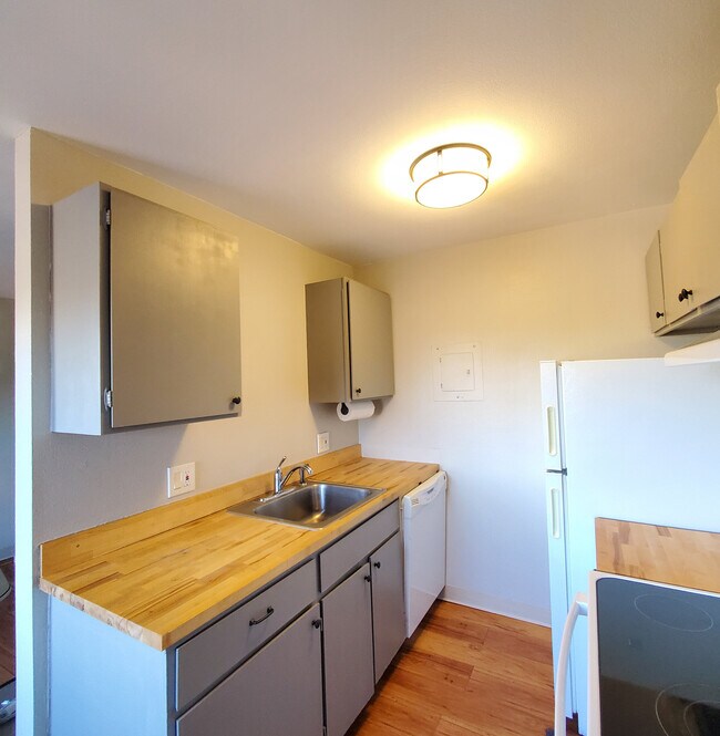 Kitchen - 3161 Madison Ave Unit #P419