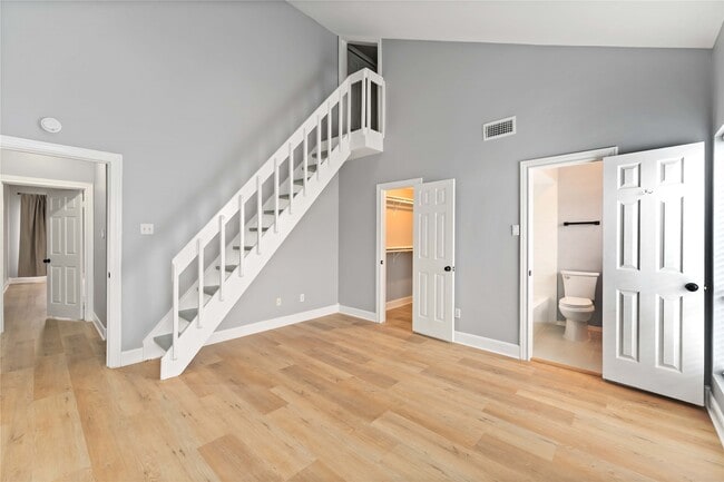 Building Photo - 2002 Fairview St