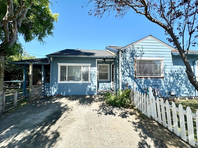 Building Photo - Charming Furnished 3-Bedroom Arcata Home w...
