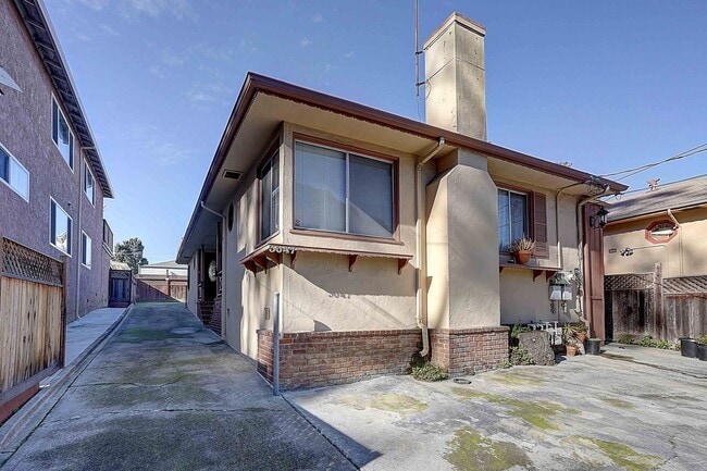 Building Photo - 3047-3049 Berlin Way