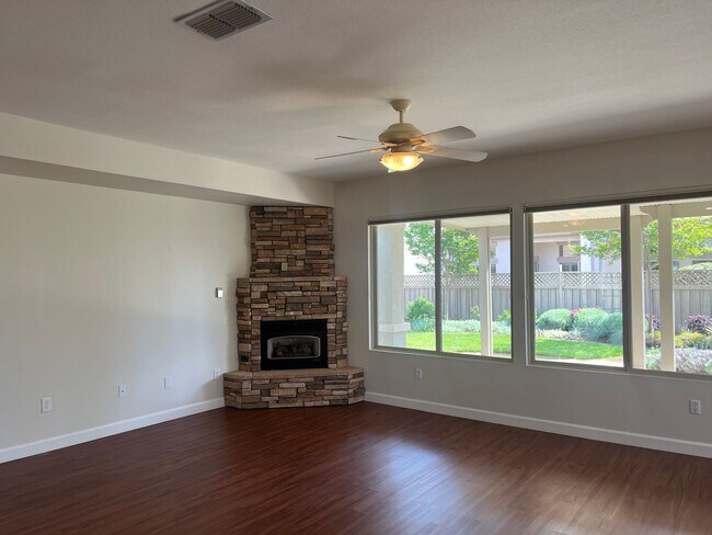 Photo - SPACIOUS 2 BEDROOM IN 55+ COMMUNITY!!