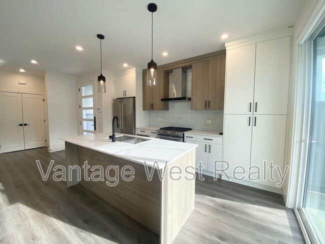 Photo - 867-867 Morrison Ave