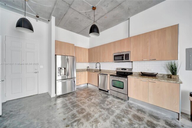 Building Photo - 2100 Van Buren St Unit 517 Rental