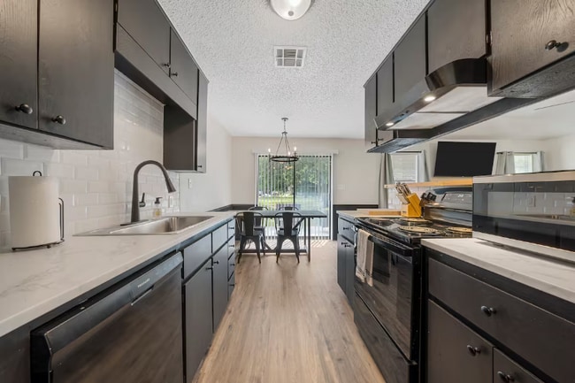 Photo - 324 N Walnut St