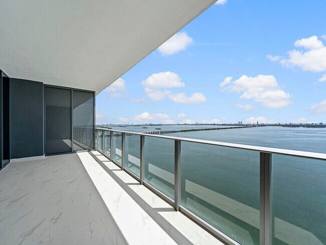 Building Photo - 700 NE 24th St Unit 3002