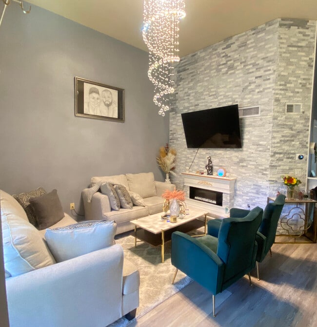 Building Photo - 4863 Via Palm Lakes