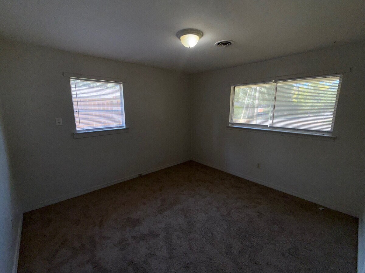 Photo - Charming cottage near the heart of Springhill. Home features 3 bedrooms, 1 bath and a fenced yard...