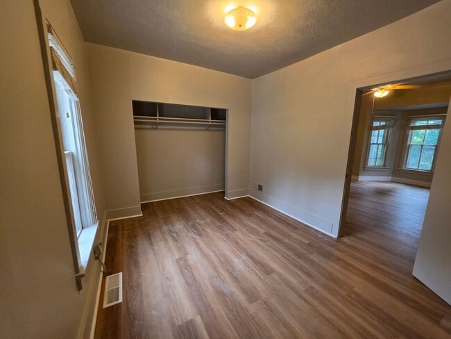 Charming 2 bedroom unit - Conveniently located.