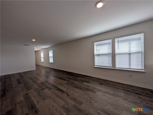 Photo - 862 Bluegrass Pt