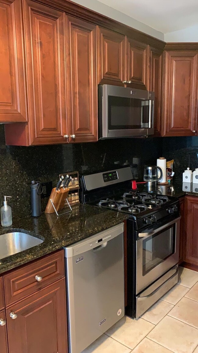 Kitchen - 6754 N Lakewood Ave Unit 1N