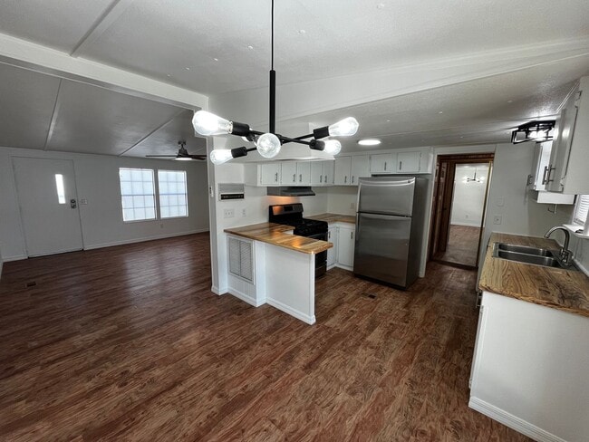 Photo - Newly Renovated Small 2BR w/Den Guest House