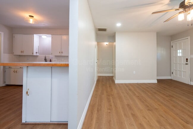 Building Photo - 547 N Custer St