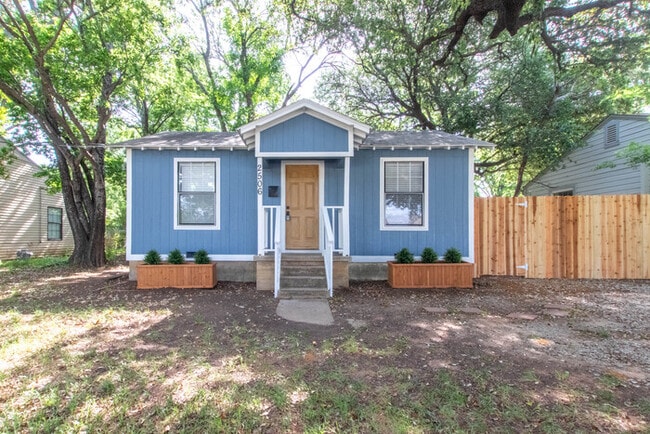 Photo - 2506 N Elm St