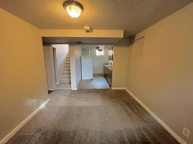 Building Photo - Ogden 1 Bedroom Basement Apartment, 800 sq... Unit B