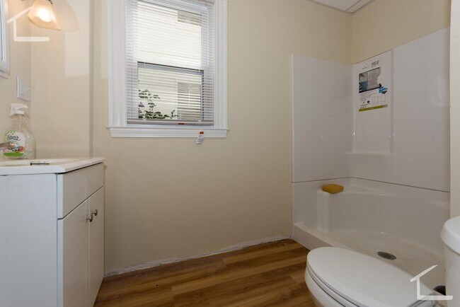 Photo - Large, newly renovated 3 bed near the Gree...