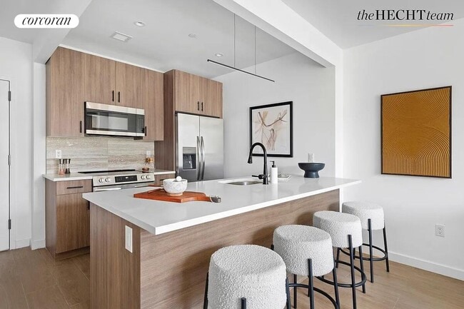 Photo - 1 Putnam Ave