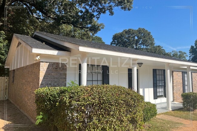 Building Photo - Beautifully Remodeled 4/2 Home in West Mob...