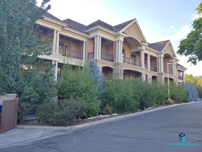 Building Photo - Stunning Penthouse Unit with Beautiful Views available for Rent!