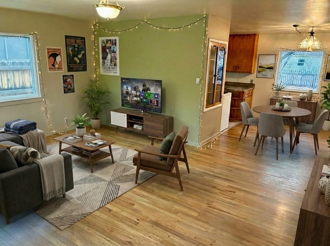 Building Photo - 6 Month lease special, $200/mo off per month! Priced at $1795 after discount. Cute House For Rent...