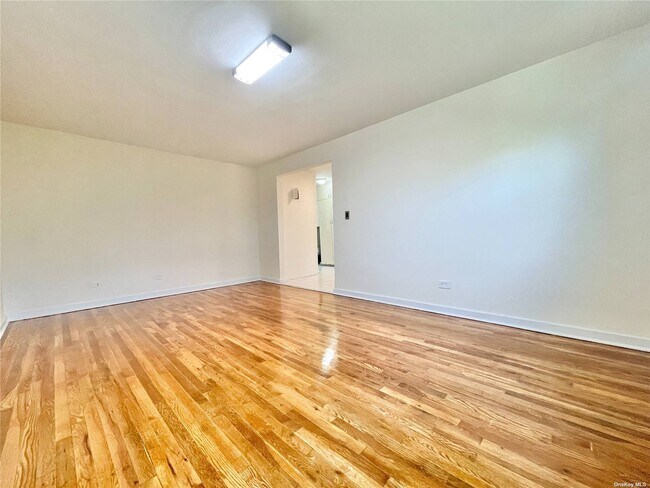 Photo - 66-10 Grand Central Pkwy