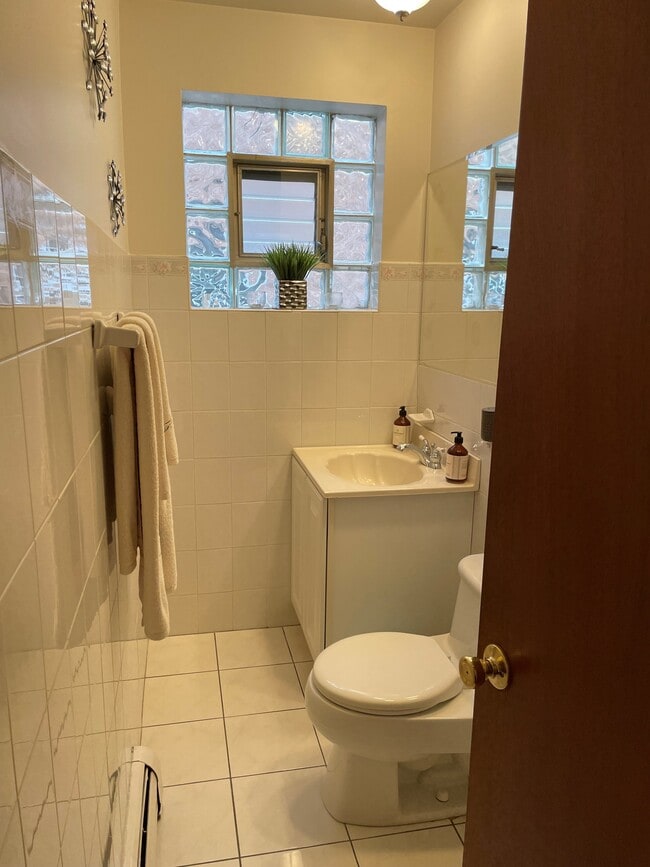 POWDER ROOM - 703 N 11th Ave Unit 1