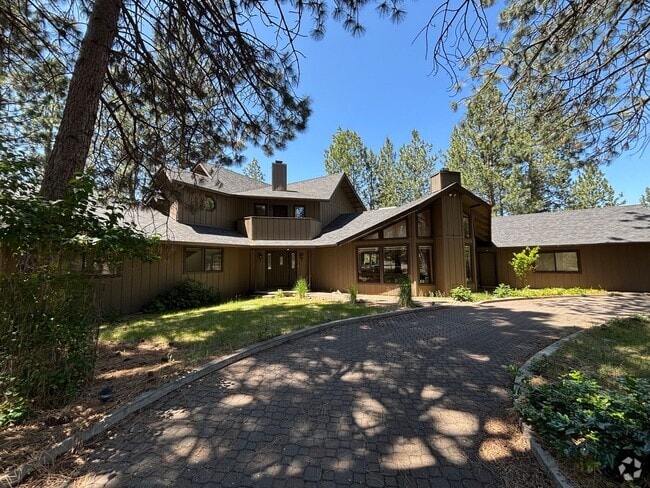 Building Photo - Stunning 3 Bed/ 2.5-Bath Home on the River...