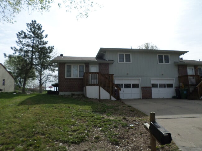 Building Photo - 2 bedroom on quiet street!