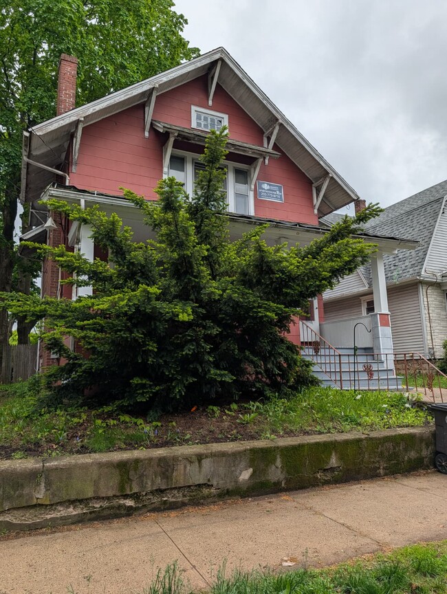 Building Photo - 242 W Hazel St