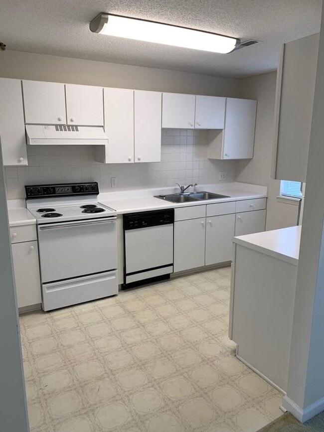 Building Photo - 2 bedroom 2 bath condo. Second Floor $1350/month